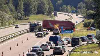 Lkw-Unfall auf der A95 – Der Fahrer hatte auf sein Navi geschaut und eine Straßensperrung übersehen