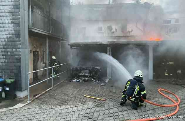 FW-MH: Brandausbreitung auf Wohngebäude und Garagen - Feuerwehr Mülheim an der Ruhr im Einsatz