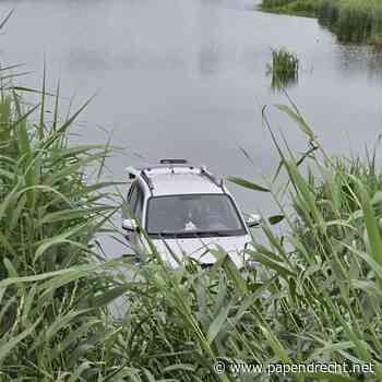 Auto rolt te water aan het Noord en Nieuwlandpad