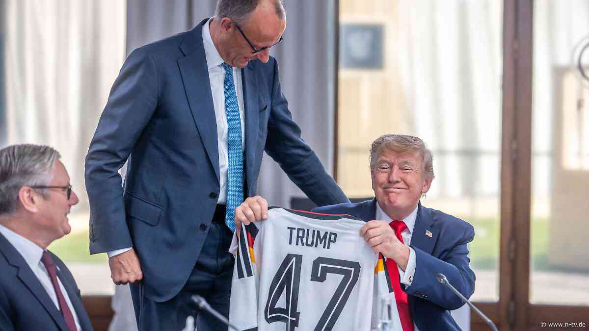 Geste beim G7-Gipfel: Merz schenkt Trump Nationaltrikot mit Nummer 47