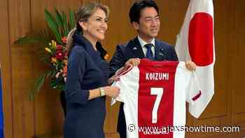 Rondom Ajax: VVD-minister Yesilgöz overhandigt Ajax-shirt aan Japanse minister