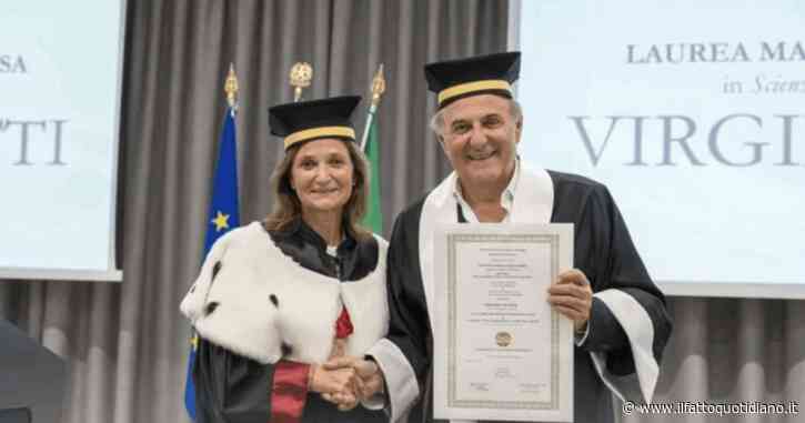 “Sono emozionato per quella che non ho preso quarant’anni fa. Dovete andare fieri se venite da una piccola provincia. La provincia ha i cieli più grandi…”: laurea honoris causa a Gerry Scotti