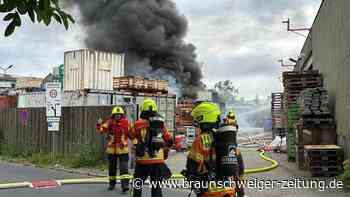 Brand in Recyclingbetrieb: Die Bilder vom Einsatz in Braunschweig