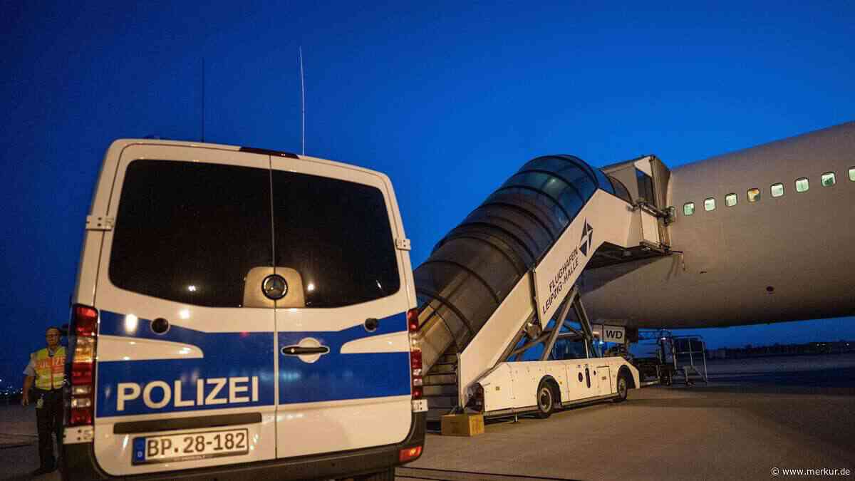 Neuer Abschiebeflug nach Afghanistan: 30 Straftäter verlassen Deutschland