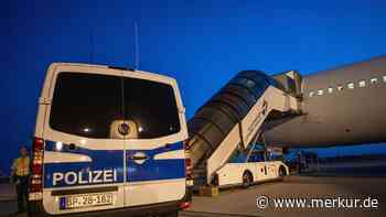 Neuer Abschiebeflug nach Afghanistan: 30 Straftäter verlassen Deutschland