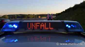 18-Jähriger rast bei Rot über Ampel und kracht in Gartenzaun