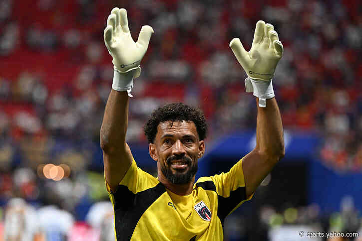 👵🏽 40 and clubless: Vozinha becomes a star after epic game