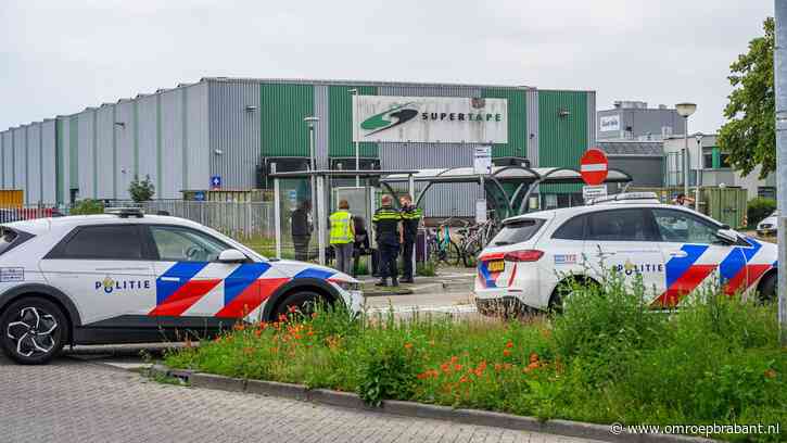 Tweetal uit Sudan verstopt zich onder vrachtwagen om naar Calais te reizen