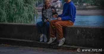 Vijftiger gaat met dochter van beste vriendin in Britse comedy ‘Alice & Steve’