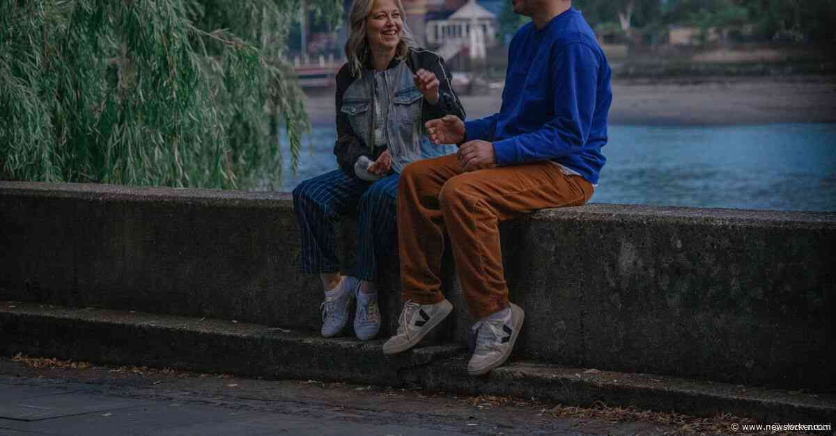 Vijftiger gaat met dochter van beste vriendin in Britse comedy &lsquo;Alice &amp; Steve&rsquo;