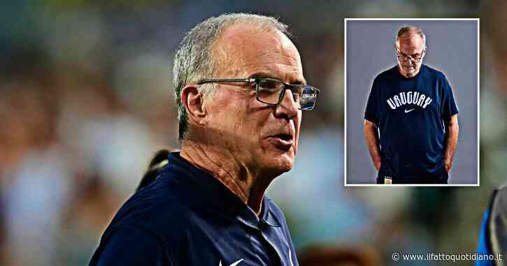 Testa bassa e mani dietro la schiena: la foto di Bielsa ai Mondiali è già iconica. “Non sono un modello, non devo spiegare nulla”