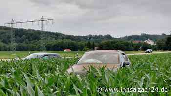 Mercedes und VW landen nach Unfall bei Jettenbach in Maisfeld