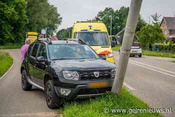 Auto botst tegen lantaarnpaal na eenzijdig ongeval