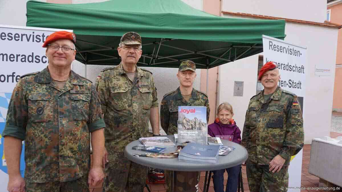 Reservisten werben vor Marktkirche – und erleben eine Überraschung