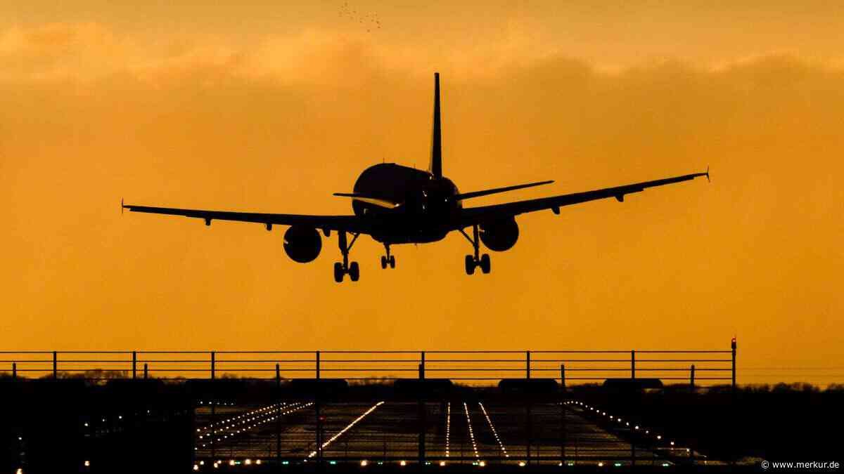 Blitz schlägt in Urlaubsflieger ein: Crew bricht Kanaren-Flug ab