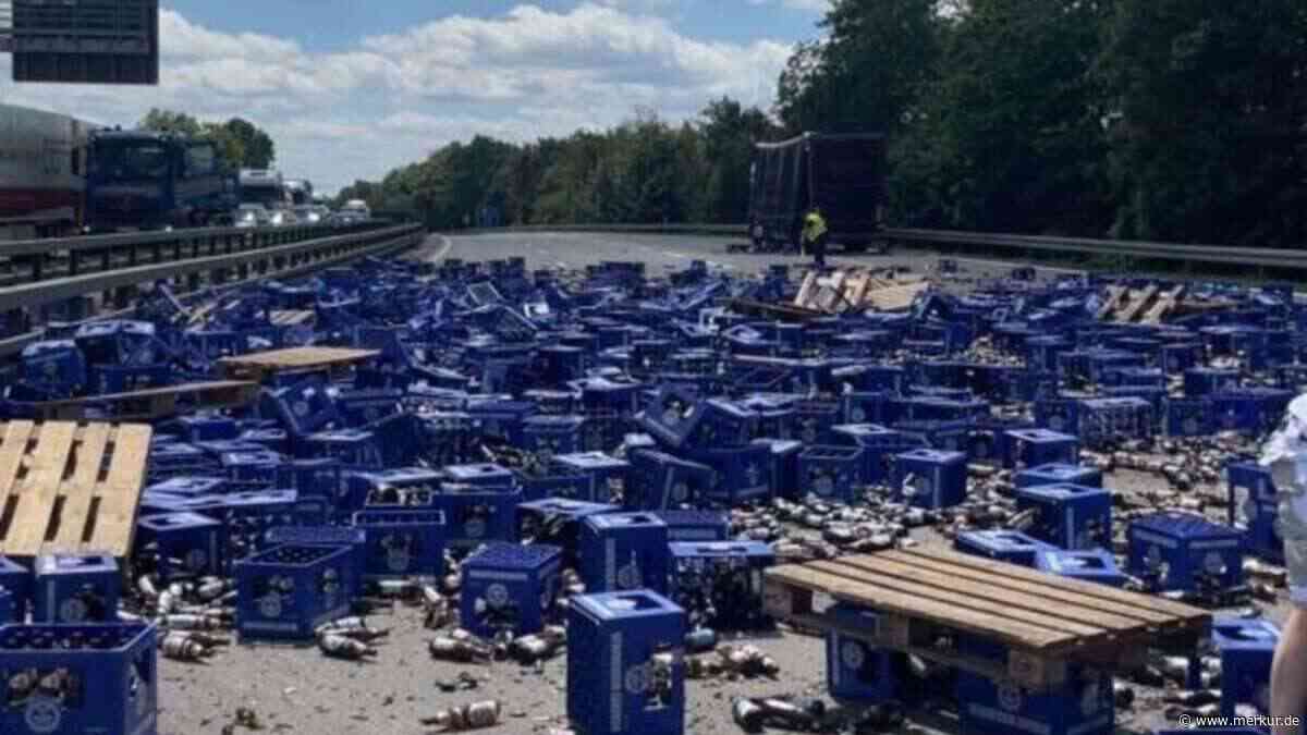 300 Bierkisten auf der A93 – Vollsperrung beim Kreuz Regensburg