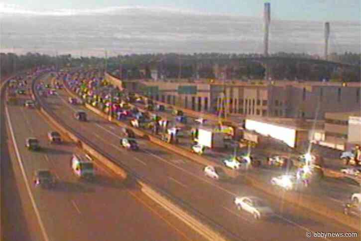 Stalled truck on Port Mann Bridge snarls commuter traffic into Surrey