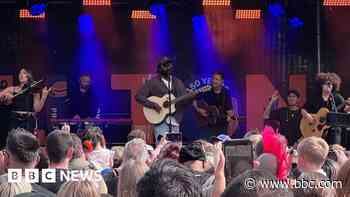 Myles Smith 'so happy' to perform homecoming gig