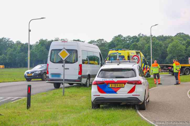 Taxibusje met meerdere inzittenden betrokken bij aanrijding