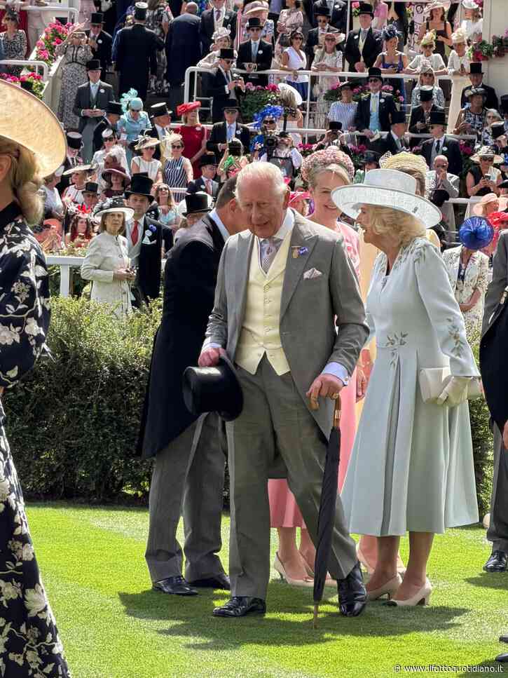 Kate Middleton assente ad Ascot, Carlo III affaticato e arrossato oltre misura sotto il sole: Zara Tindall lo aiuta davanti a tutti, la famiglia reale si stringe attorno al re malato
