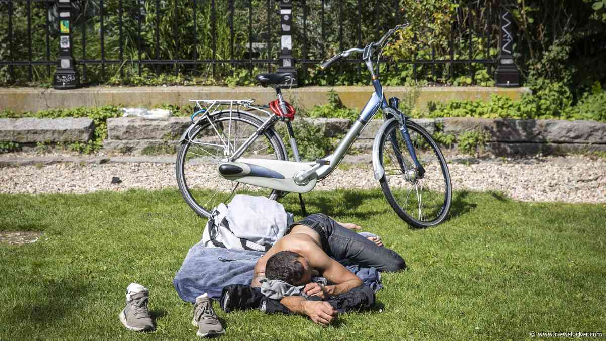 Buiten slapen niet meer verboden in Amsterdam, in Vondelpark gebeurt dit volop: ’Er zijn veel mafketels’