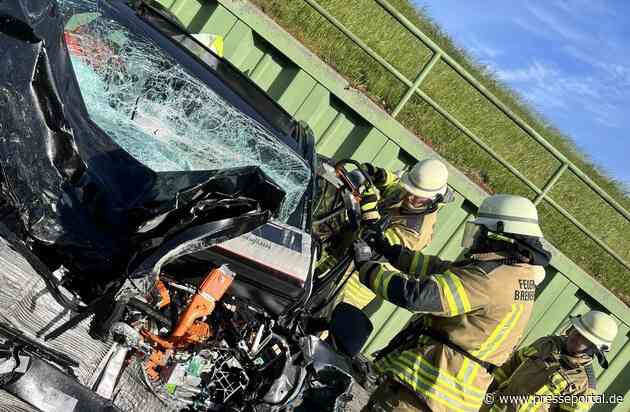 FW Bremerhaven: Schwerer Verkehrsunfall im Fischereihafen - Feuerwehr befreit eingeklemmten Fahrer aus Elektrofahrzeug