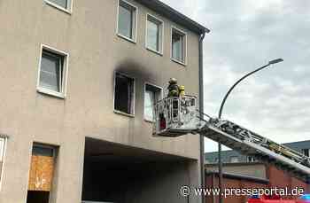 FW-E: Brand in leerstehendem Gebäude - Feuerwehr führt Person ins Freie