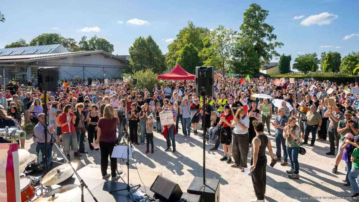 AfD-Treffen in Moosburg: Drinnen Jubel für Alice Weidel, draußen deutliches Zeichen für Demokratie
