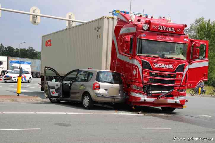 Twee gewonden bij botsing tussen auto en vrachtwagen