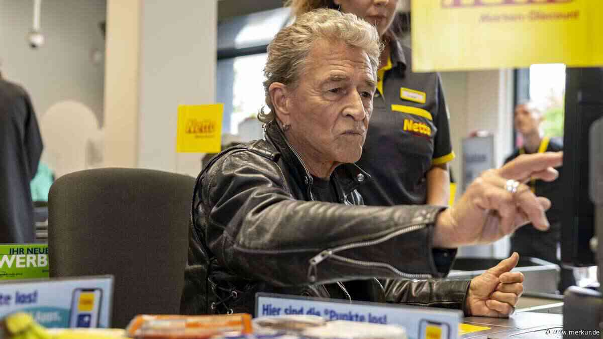 „Macht zwölf Euro und zehn Cent“: Deutsche Musik-Legende sitzt plötzlich an Supermarkt-Kasse