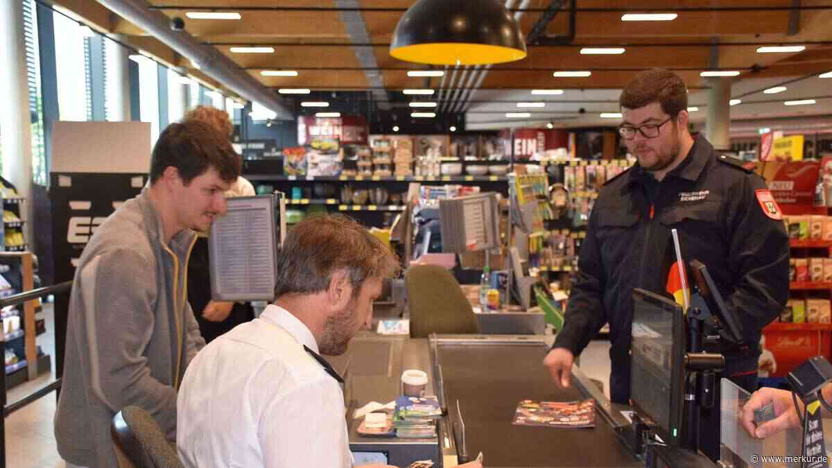 Rettungskräfte werden zu Panini-Stars – Aktion hat ernsten Hintergrund