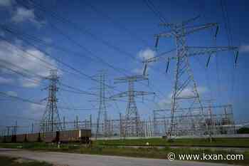 40+ Texas lawmakers back effort to pause major transmission lines