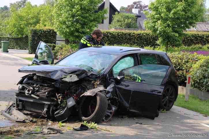 Vrouw gewond nadat auto tegen boom botst