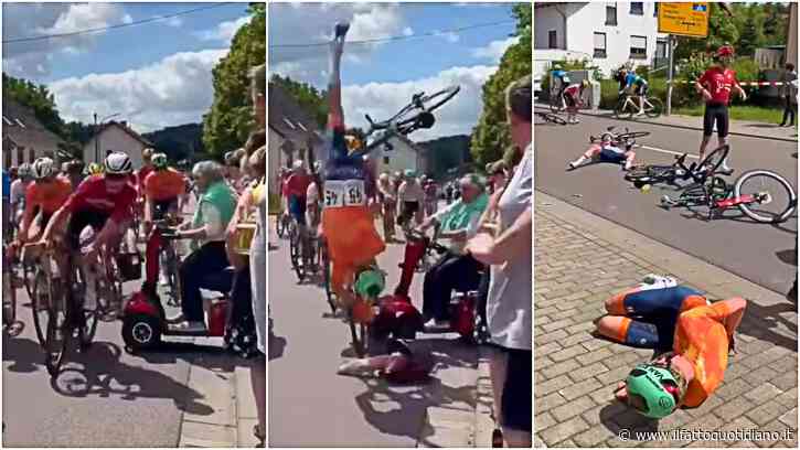 “Brutto incidente, a causa di una vecchia signora che viveva nel suo mondo”: l’ira del giovane ciclista che posta il video della maxi caduta