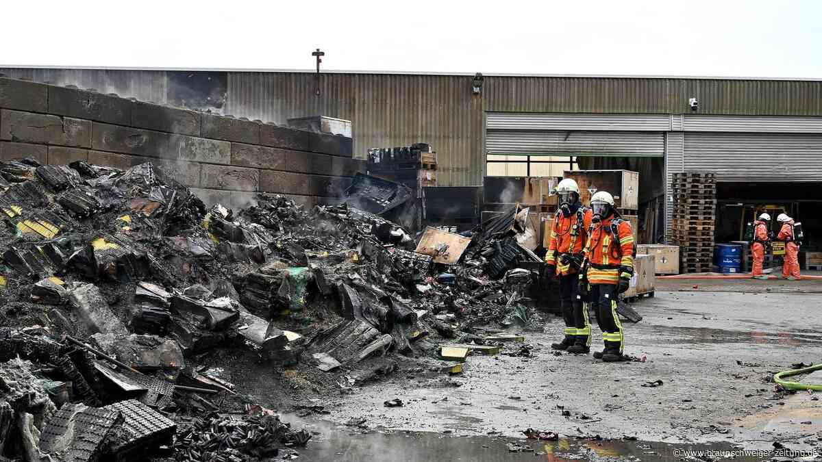 Rauchwolke über Braunschweig: 180 Einsatzkräfte löschen brennende Akkus