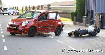 Motor en auto botsen in Beugen, ambulance opgeroepen