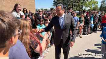 Selkirk youth get 1st free transit passes with funding announced in Manitoba budget