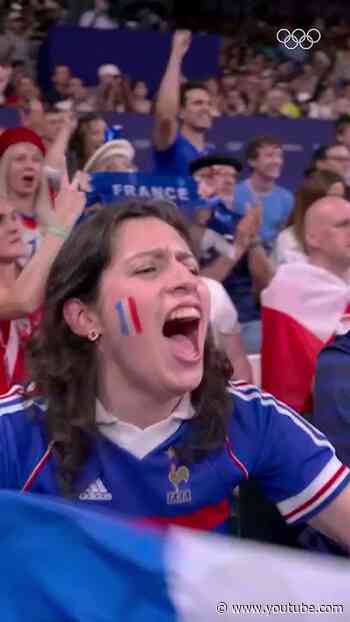 The home crowd loved that. 👏 What a move from France's Barthelemy Chinenyeze. 🇫🇷🏐 #Olympics
