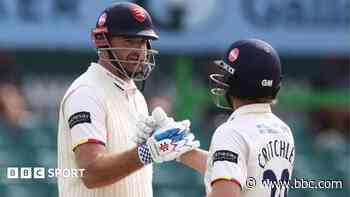 Essex go top with victory over Leicestershire