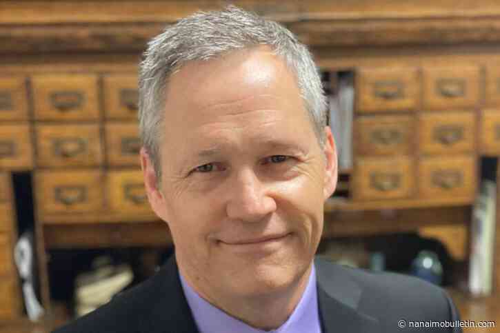 Canadian administrators honour RDN CAO Holmes