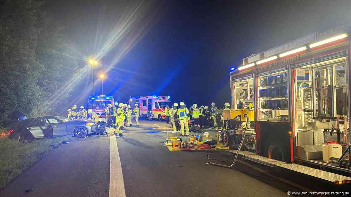 Liveblog: Falschfahrer kracht in BMW auf A39 +++ Mercedes fährt in parkende Autos