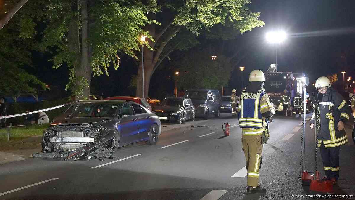 Mercedes-Fahrer kracht in Wolfenbüttel in geparkte Autos – Führerschein weg