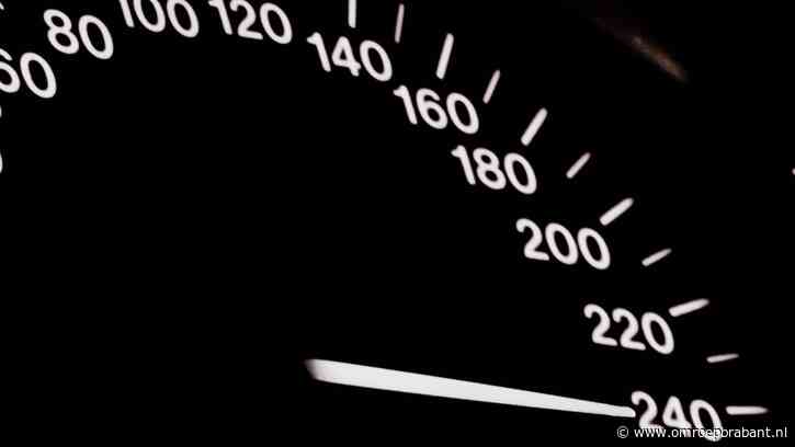 Automobilist scheurt met ruim 200 km per uur over A2, rijbewijs kwijt