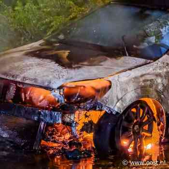 Auto volledig verwoest door brand in Hengelo