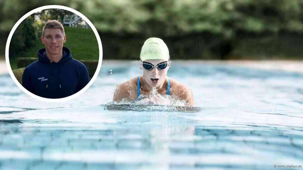 Schwimmtrainer zeigt, warum der Kopf beim Brustschwimmen ins Wasser gehört
