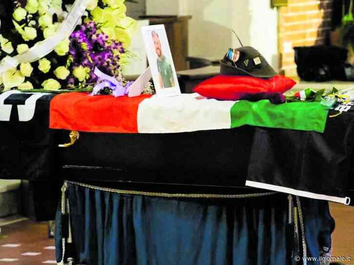 Tricolore e penne nere per l'ultimo saluto all'italiano Pineschi, combattente in Ucraina