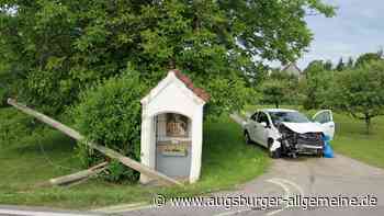 Junge Frau kommt mit dem Auto von der Straße ab und fährt gegen einen Telefonmasten
