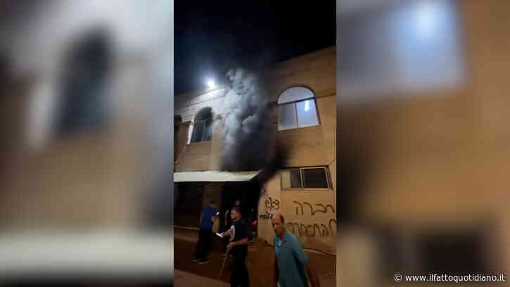 Cisgiordania, coloni israeliani incendiano due moschee a nord di Ramallah: sui muri scritte razziste