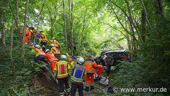 „Großes Glück im Unglück“: Mann landet mit Auto in nicht einsehbarem Bachbett
