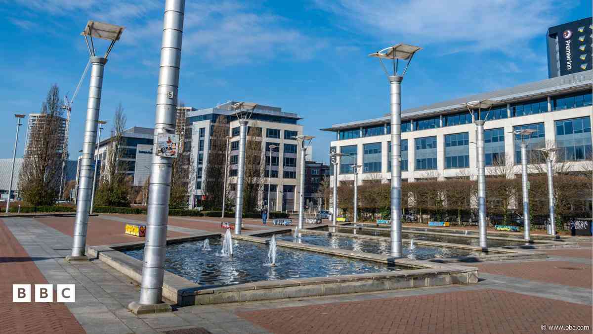 Oes safle posibl ar gyfer pedwaredd ysgol uwchradd Gymraeg yng Nghaerdydd?